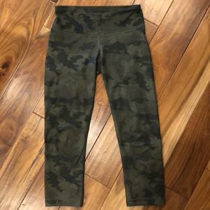 Lululemon Wunder Under crops